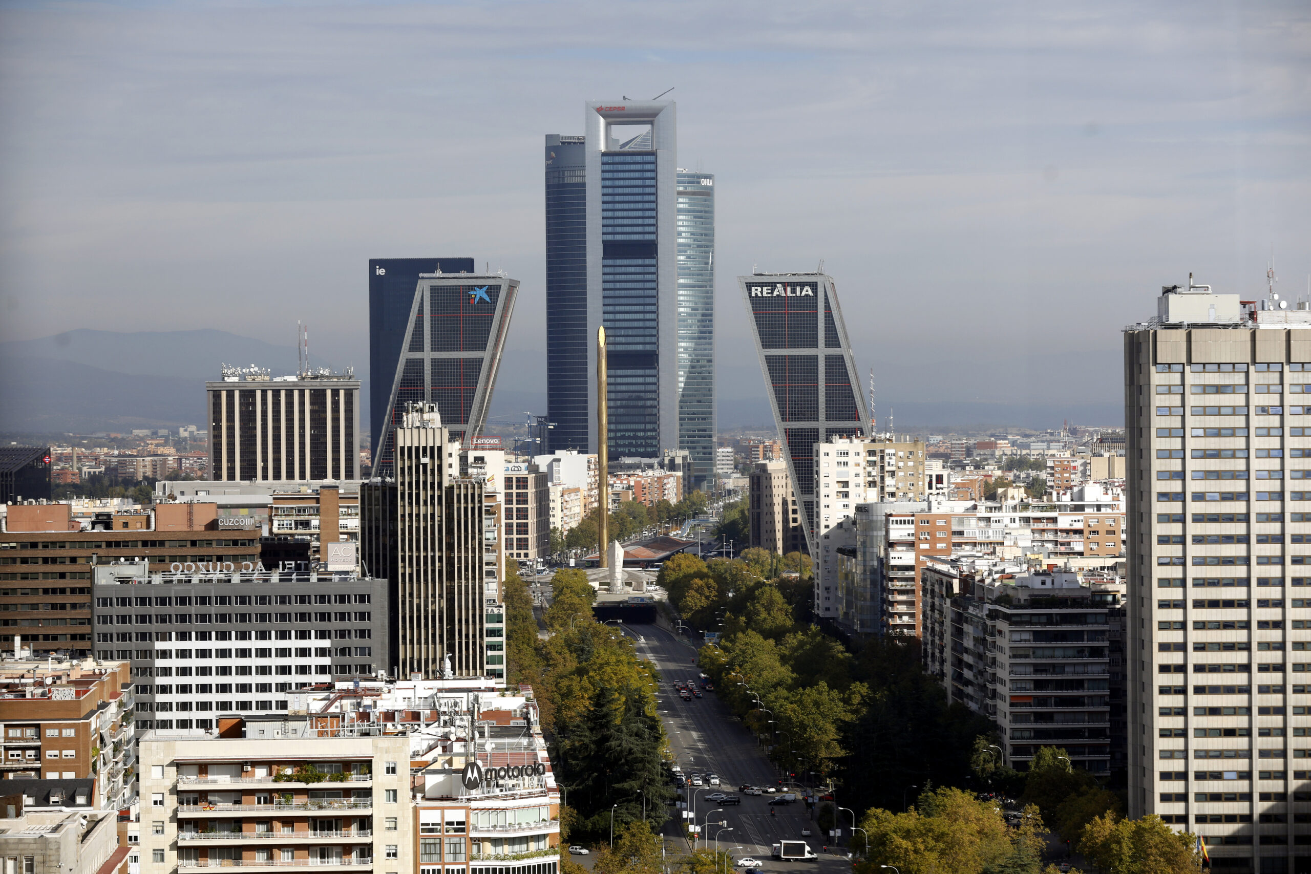 Edificio adaptado con rampa de acceso para mejorar la accesibilidad en Madrid.